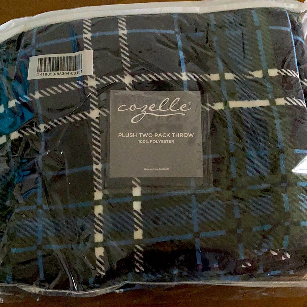 Cozelle 2-Pack of Throws NWT